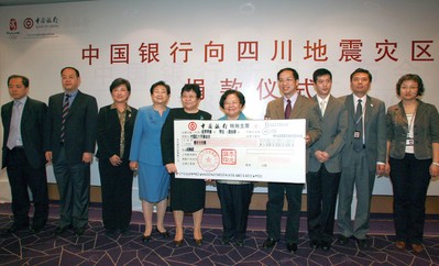 2008年5月14日上午，張燕玲副行長將一張面額1,000萬的現(xiàn)金支票交到了中國紅十字會總會彭珮云會長手中，代表中國銀行向汶川地震受災地區(qū)人民捐款。