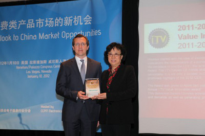 President Yu Shumin of Hisense Group Receives the "Value Innovation Award" at 2012 CES