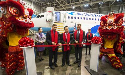 Ribbon cutters (from the left to the right): Raymond Conner, President of Boeing Commercial Airplanes, Inc., Che Shanglun, Chairman and General Manager of Xiamen Airlines and head of International Lease Finance Corporation (ILFC)